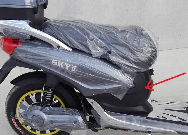 PLASTICA CENTRALE SOTTO SELLA DOVE SI INNSESTA IL CARICA BATTERIE - bici elettrica scooter sky II tipo z-tech