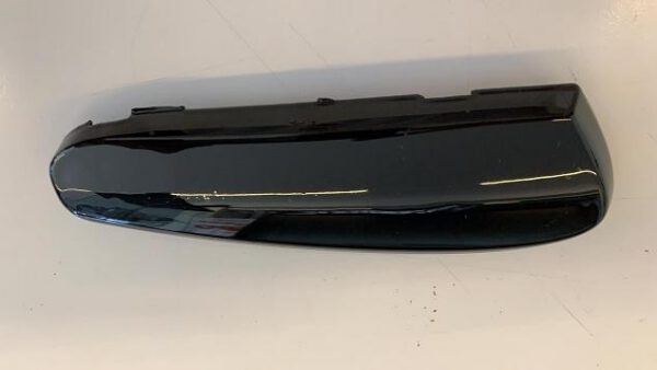 PICCOLO PEZZO IN PLASTICA VICINO A MANIGLIE CROMATE POSTERIORI PER SCOOTER ELETTRICO SKY II