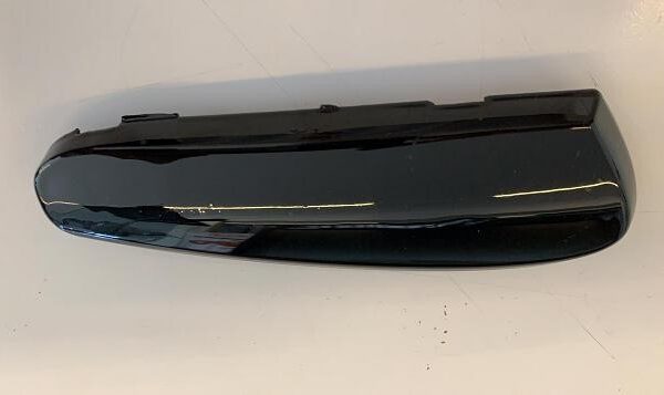 PICCOLO PEZZO IN PLASTICA VICINO A MANIGLIE CROMATE POSTERIORI PER SCOOTER ELETTRICO SKY II