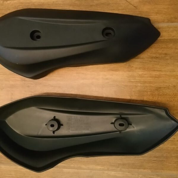 1CP PLASTICA LATERALE POSTERIORE FORCELLONE SCOOTER SKY II REVENGE carro