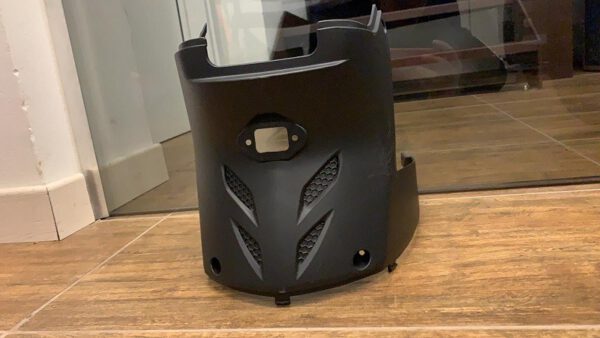 PLASTICA CENTRALE SOTTO SELLA LATO SPINA CARICA PER SCOOTER ELETTRICO SKY II REVENGE