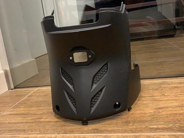 PLASTICA CENTRALE SOTTO SELLA LATO SPINA CARICA PER SCOOTER ELETTRICO  SKY II REVENGE
