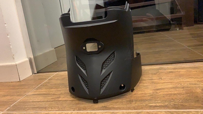 PLASTICA CENTRALE SOTTO SELLA LATO SPINA CARICA PER SCOOTER ELETTRICO SKY II REVENGE