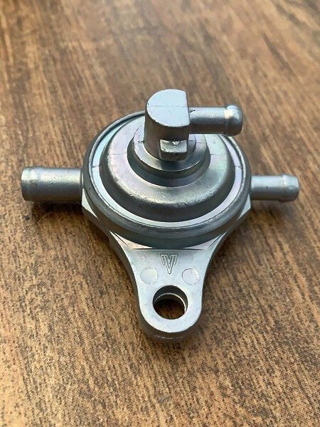 RUBINETTO BENZINA A POLMONE PER QUAD KAYO AY70 AU180