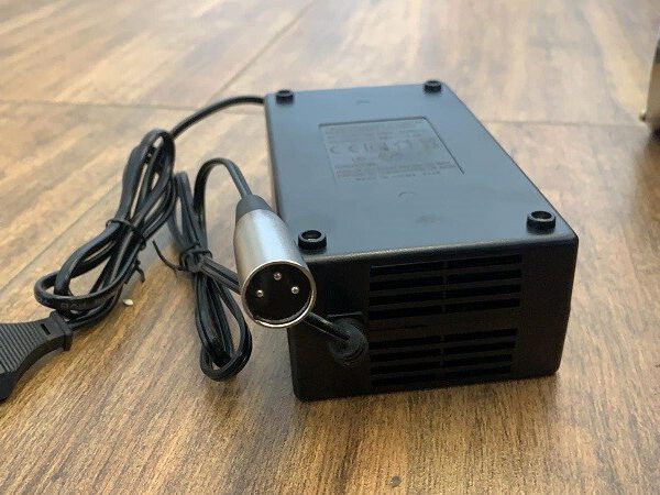 CARICA BATTERIE 48V 1.8AH PER MONOPATTINO ELETTRICO CHAOS  48V 1600W RUOTE 6.5