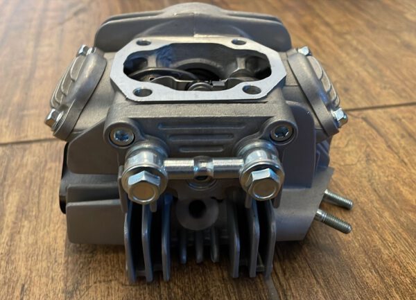 TESTA MOTORE COMPLETA DI VALVOLE PER QUAD KAYO A150 STORM150 AU150 YX150 150cc