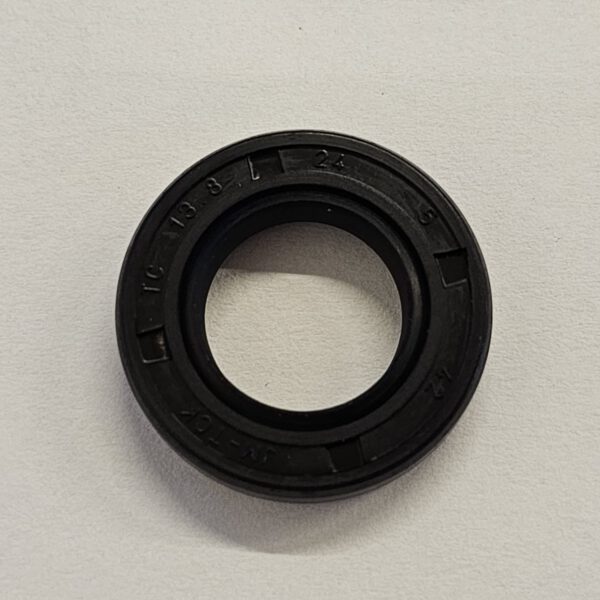 PARAOLIO 13.7x24x5 PER CARTER DESTRO BLOCCO MOTORE YX125 125cc