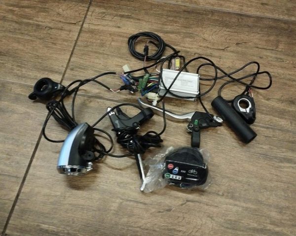 1 KIT CABLAGGIO COMPRESO DI CENTRALINA DISPLAY LEVE ACCELERATORE MANOPOLA