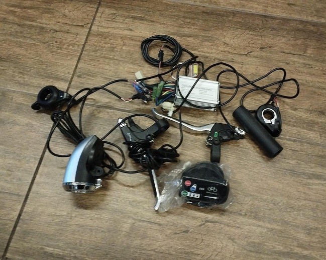1 KIT CABLAGGIO COMPRESO DI CENTRALINA DISPLAY LEVE ACCELERATORE MANOPOLA