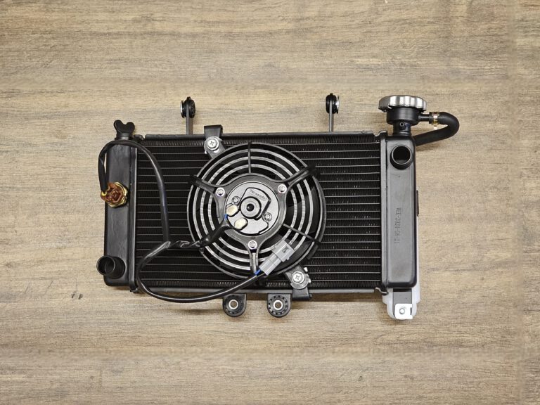 RADIATORE DI RAFFREDDAMENTO A LIQUIDO CON VENTOLA INCORPORATA PER QUAD KAYO AU300 L7e